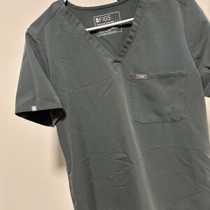 FIGS women’s one pocket top